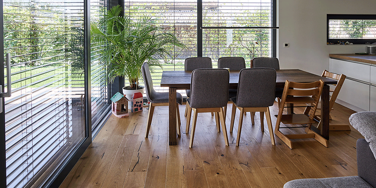 Zunanje žaluzije na hiši za senčenje steklenih površin