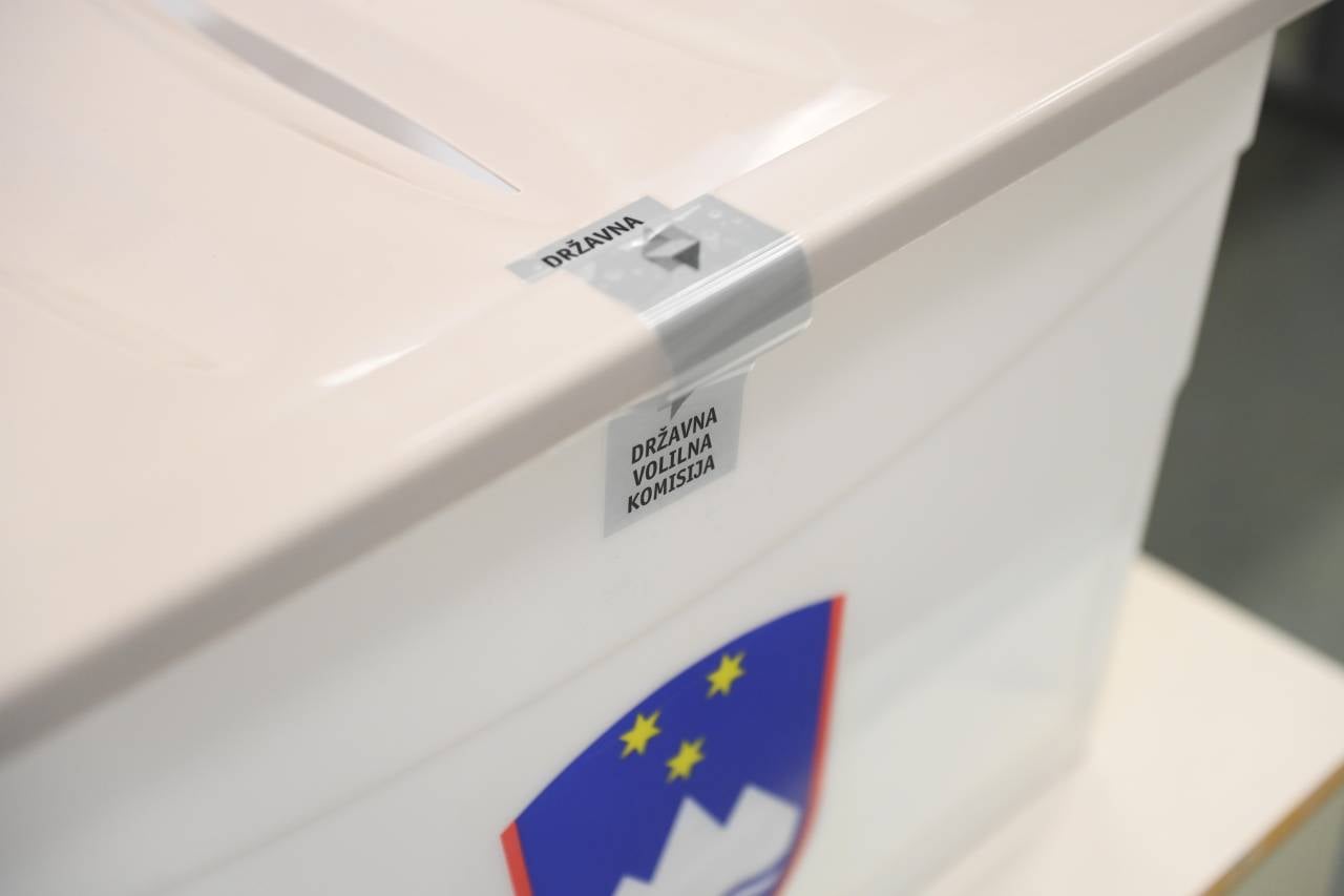 Do 3000 evrov kazni za kršitev volilnega molka, prijave že dežujejo