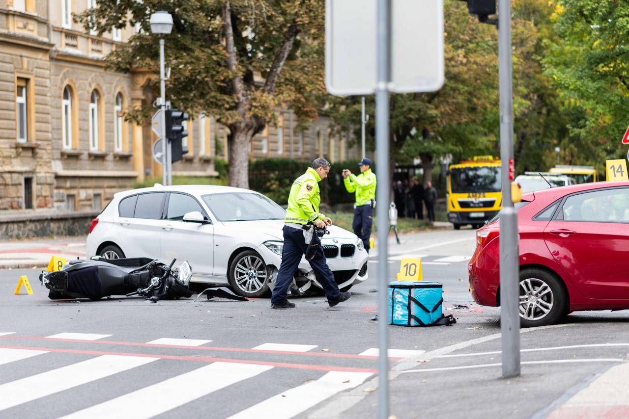 FOTO in VIDEO: V Mariboru v hudi prometni nesreči ugasnilo mlado življenje dostavljalca Wolt
