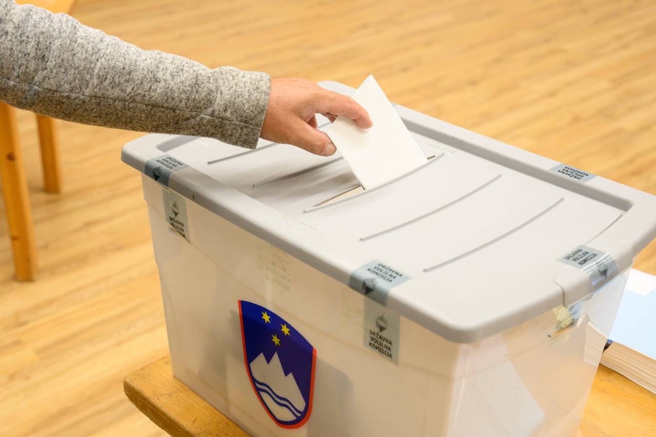 REFERENDUMI 2026: Kako so odločili Slovenci? Čakamo prve rezultate
