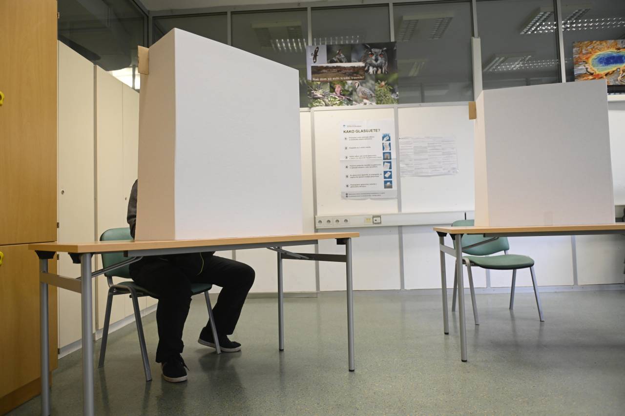 Danes štirje referendumi: Do kdaj lahko glasujete in kdaj bodo znani prvi izidi?