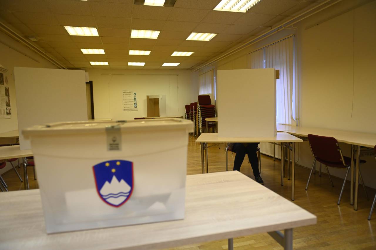 Inšpektorji imajo na referendumsko nedeljo polne roke dela: Prejeli že 53 prijav