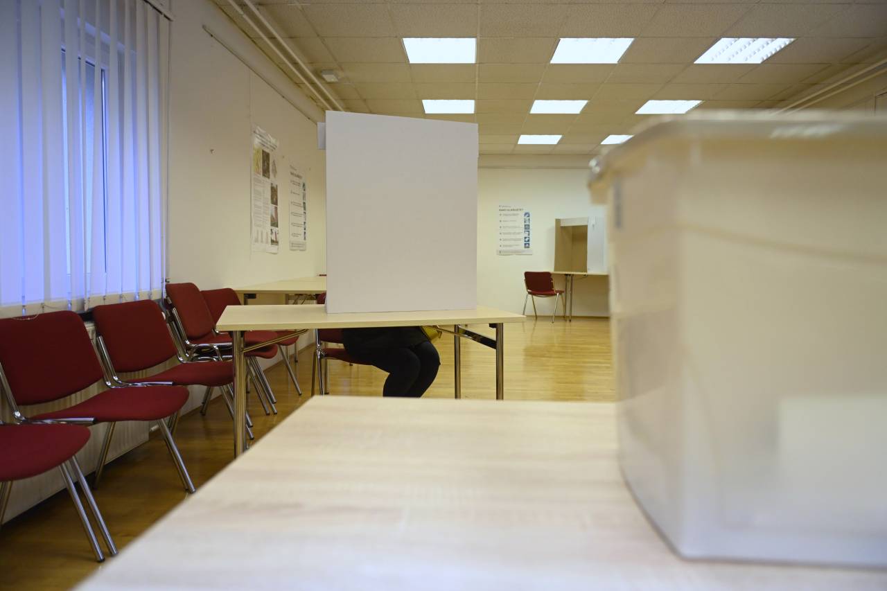 Volilni molk očitno povzroča težave: Do dopoldneva že 53 prijav