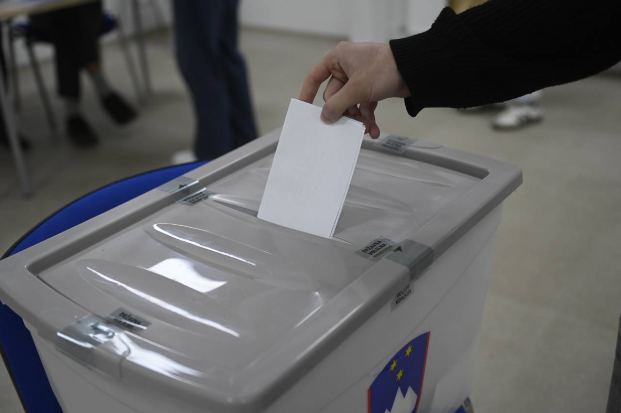 Prijave domnevnih kršitev volilnega molka se vrstijo: Inšpektorat obravnava 18 zadev