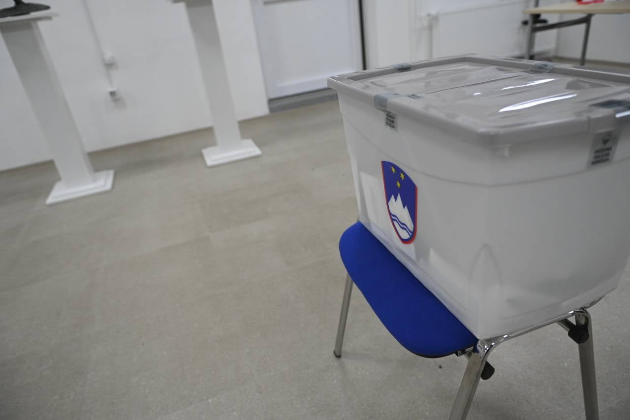 Dolga vrsta pred voliščem, bodo volilci lahko glasovali tudi po zaprtju volišč?