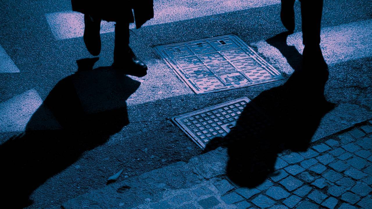 Skupina mladih napadla mladoletnika in pobegnila, poškodovanega odpeljali v bolnišnico
