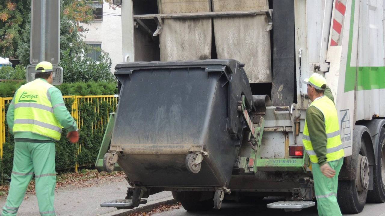 Dovolj mu je bilo ugibanja, kdaj odpeljejo smeti, zato je stvari vzel v svoje roke