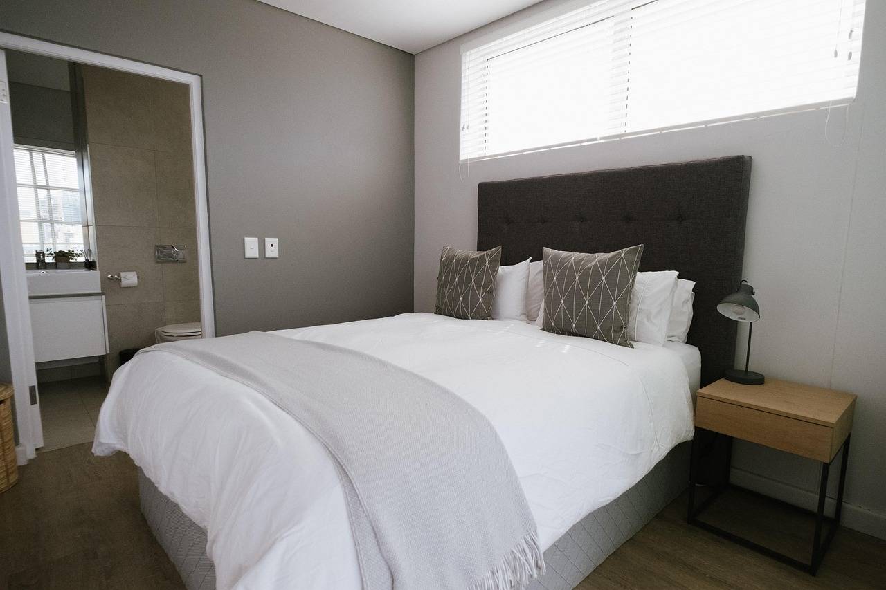 Velika sprememba na Airbnbju, gostom ne bo več treba pomivati posode in postiljati postelj