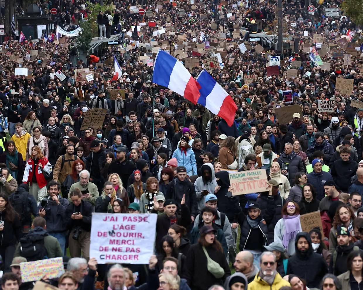 Več kot 400 tisoč ljudi na ulicah Francije, državo pretresajo množični protesti