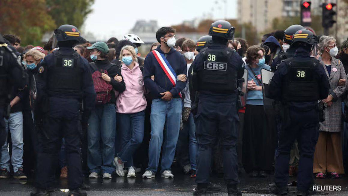 Francijo zajeli množični protesti, na ulice se je podalo več kot 400 tisoč ljudi