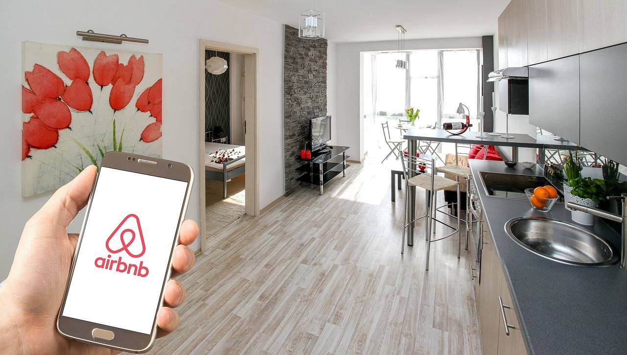 Plačujete čiščenje na Airbnbju? Po novem vam ne bo več treba opravljati teh del