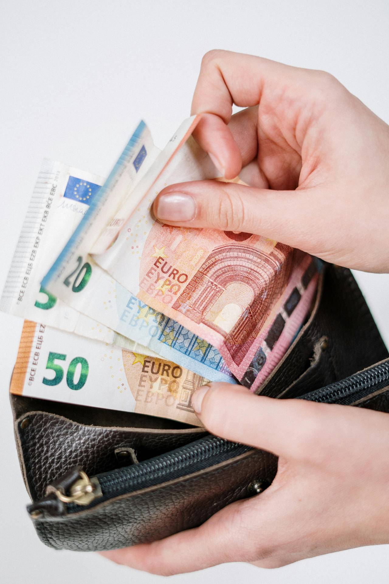 Bodo leta 2027 naše plače višje? Pri dohodnini se obetajo spremembe
