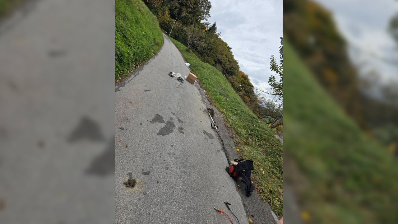 Štajerski voznik s prikolice izgubil skoraj vse, celo registrsko tablico: Za njim ostalo pravo razdejanje