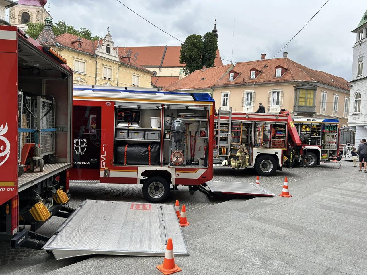 Čuš po požaru na Ptuju predlaga razmislek o poklicnih gasilcih, ptujski prostovoljci mu odločno odgovarjajo