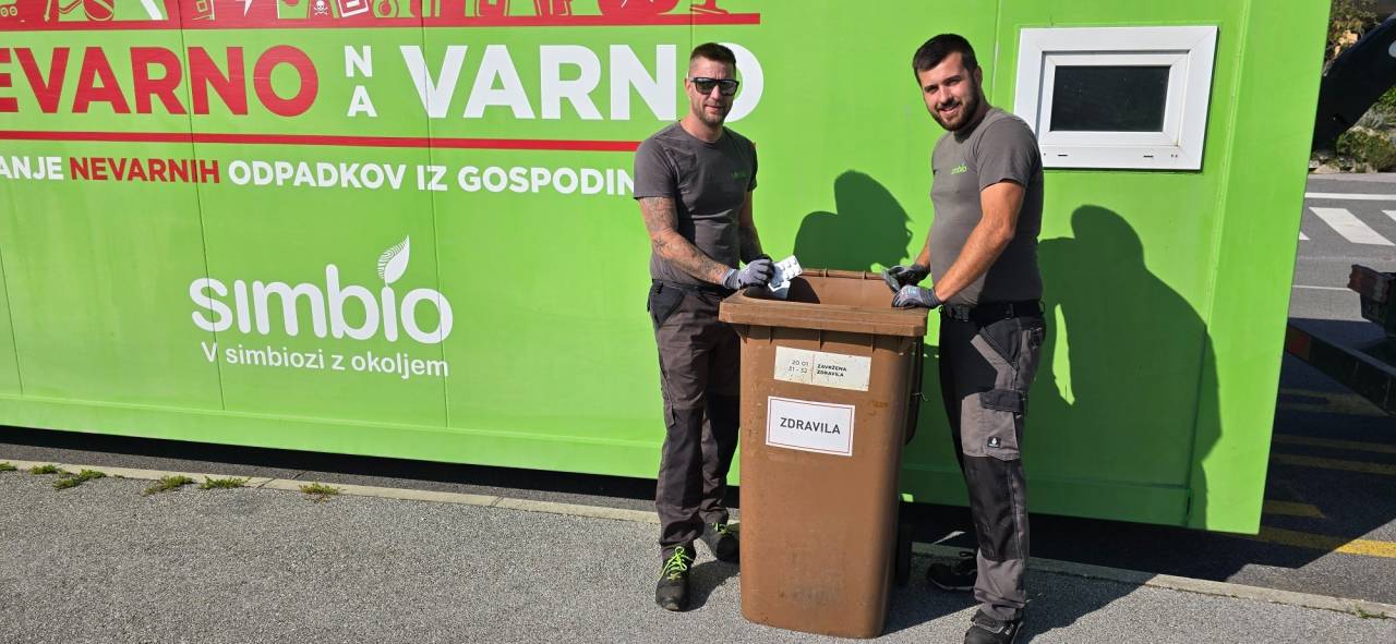 Prodal bika in denar shranil med zdravila, nato pa po pomoti vrgel v smeti: Pošteni delavci so mu denar vrnili