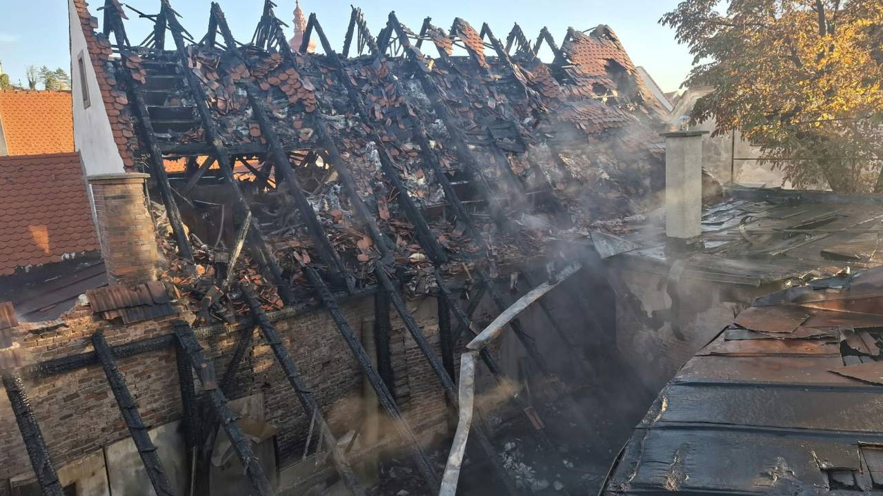 Obsežen požar na Štajerskem povzročil za najmanj pol milijona evrov škode, en moški se še vedno bori za življenje