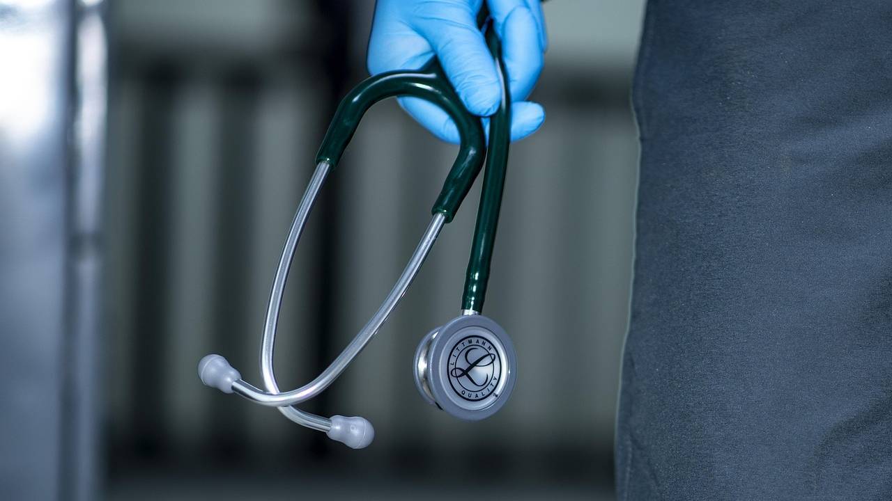 Zdravnica naj bi postavila napačno diagnozo raka, pacientki odstranili želodec in več drugih organov