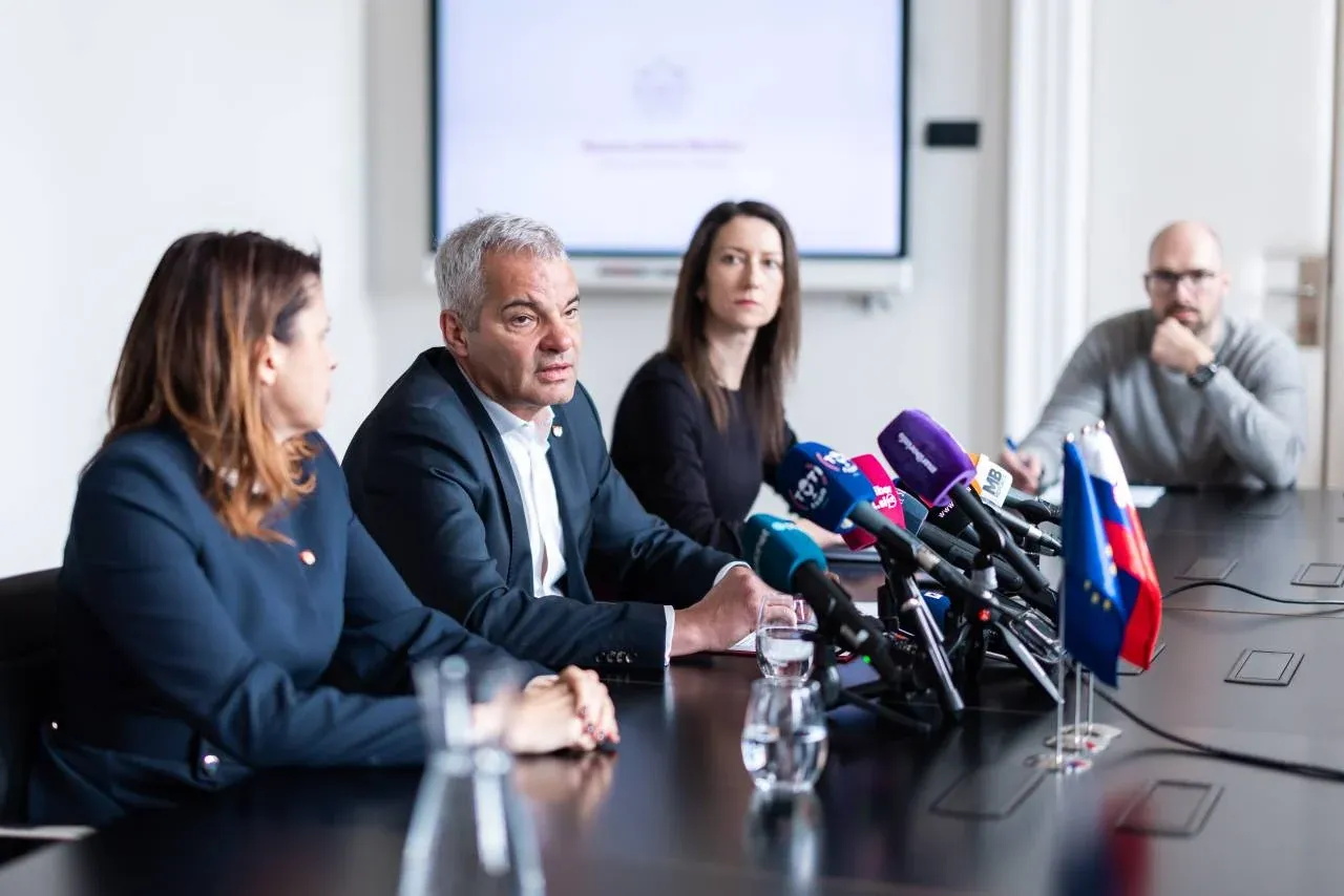 Mariborska občina tik pred menjavo župana zaposluje: V Arsenovičevem kabinetu iščejo novo okrepitev
