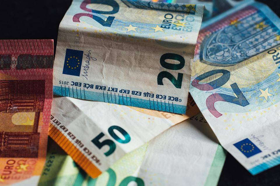 Dobra novica za upokojence: Pokojnine bodo na računih še pred prazniki