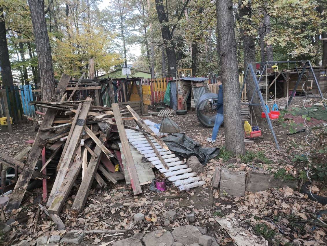 Mariborčan si je za 18. rojstni dan zaželel nekaj nenavadnega: Podrl je hiško, ki jo je gradil od otroštva