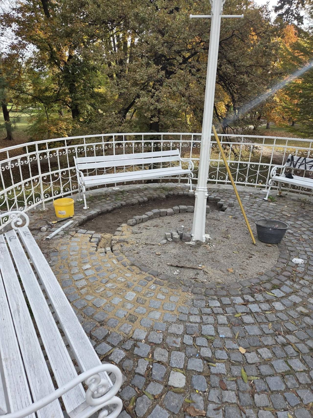 Vandalizem v mariborskem Mestnem parku: Na Rožnem griču že odpravljajo škodo