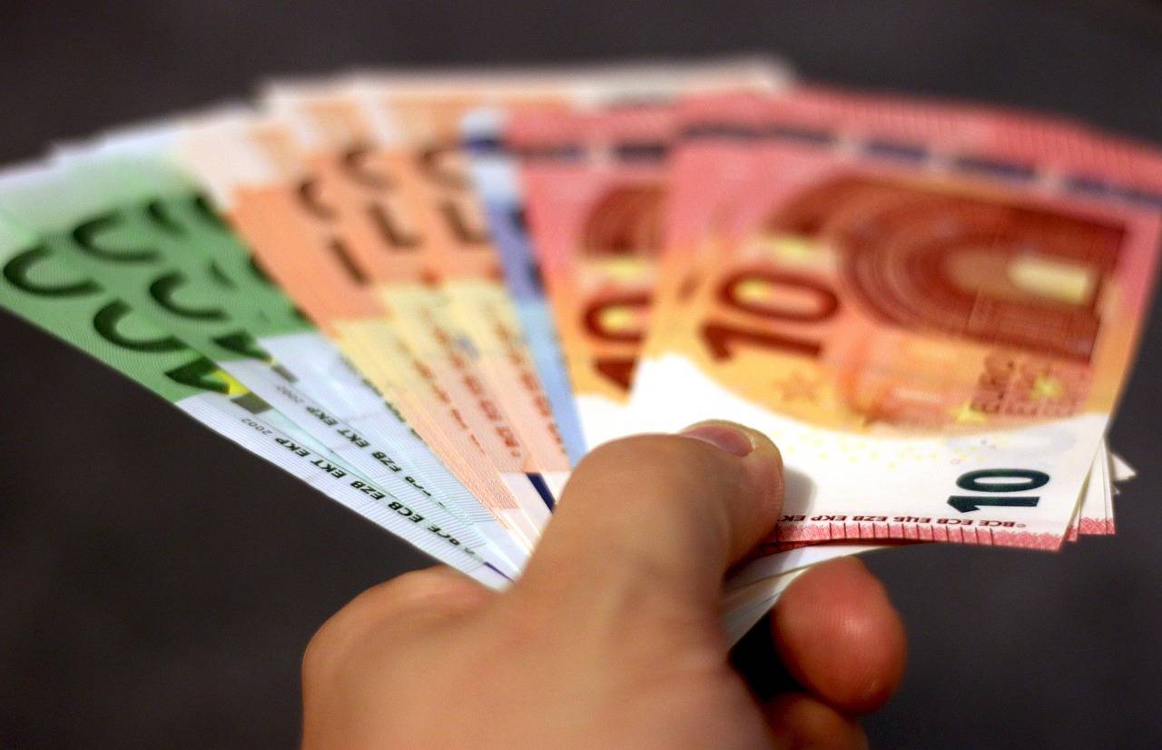 Številnim upokojencem se izteka pomemben rok, zamuda jih lahko stane višjega izplačila