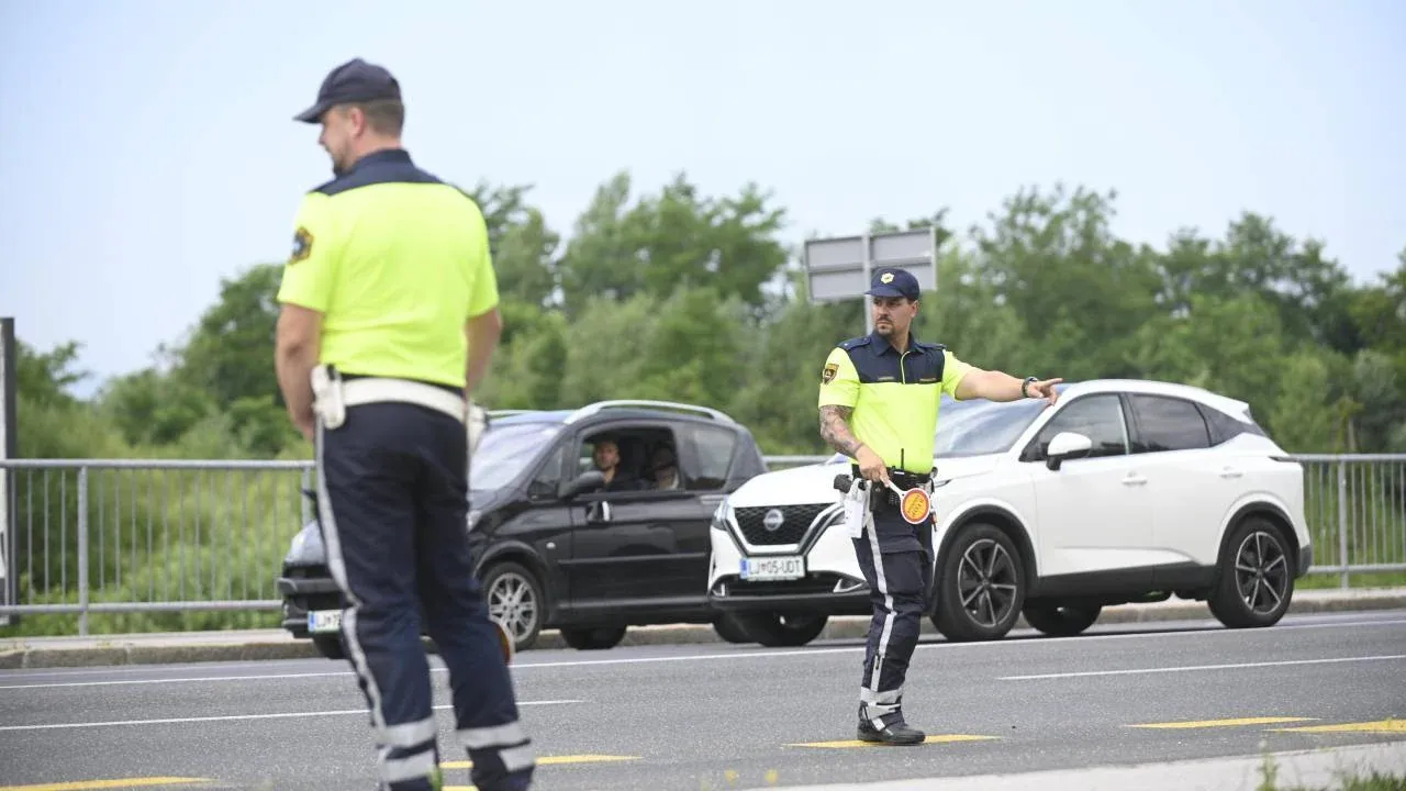 V Mariboru trčila dva golfa, policija išče očividce