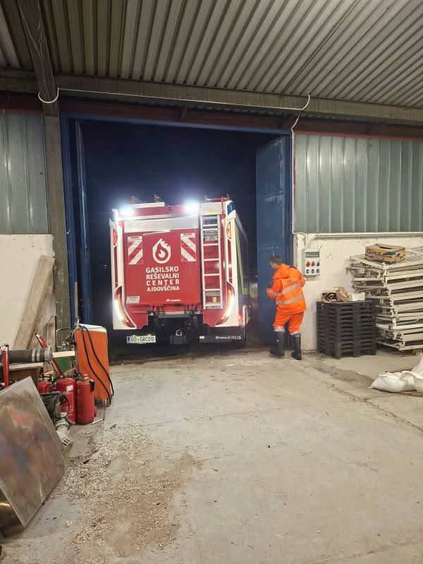 FOTO: Močno deževje povzročilo številne nevšečnosti, sprožil se je tudi plaz