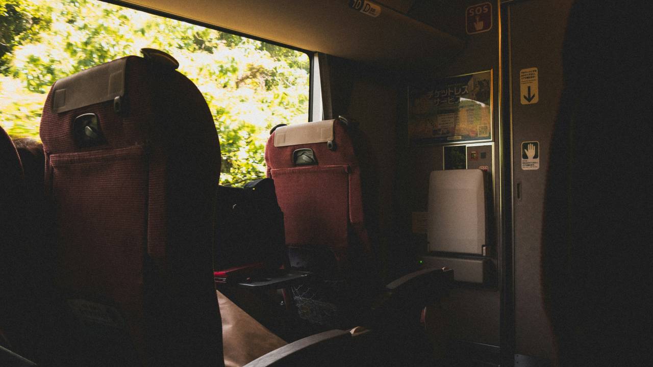 Ne boste verjeli, kaj vse Slovenci pozabljamo na vlakih
