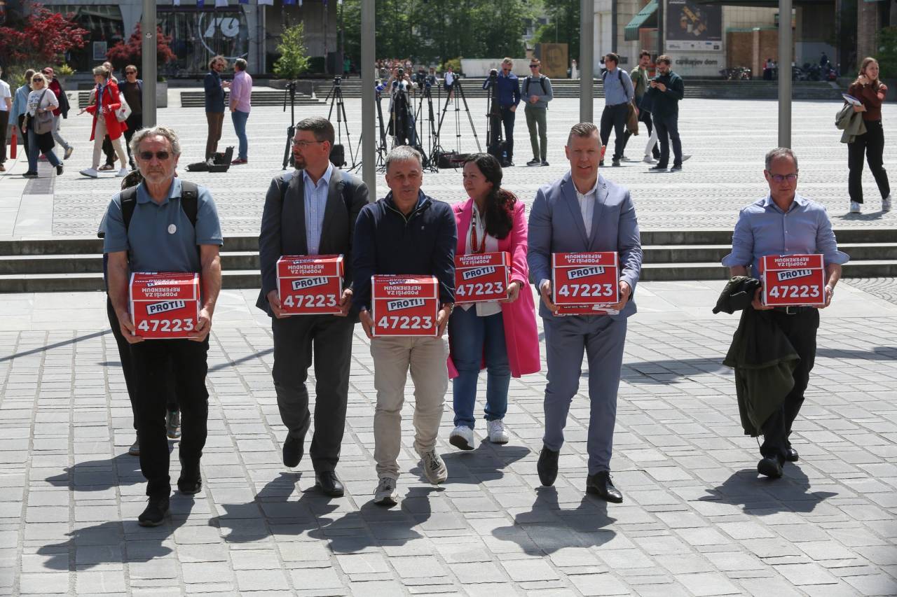 Sindikati in civilna družba z množično podporo za referendum o interventnem zakonu