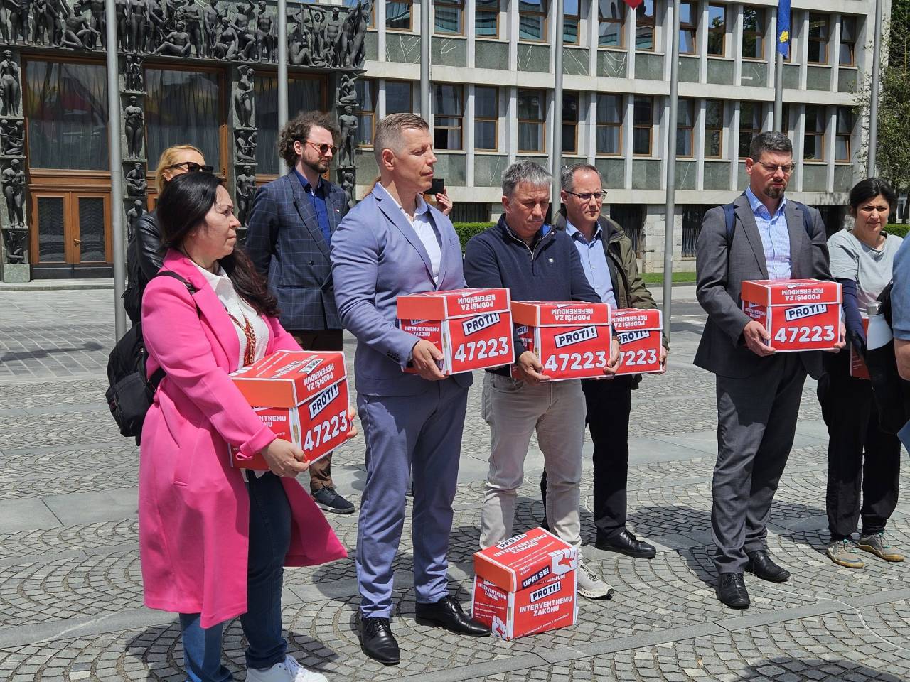 V nekaj dneh zbrali več kot 47.000 podpisov proti interventnemu zakonu