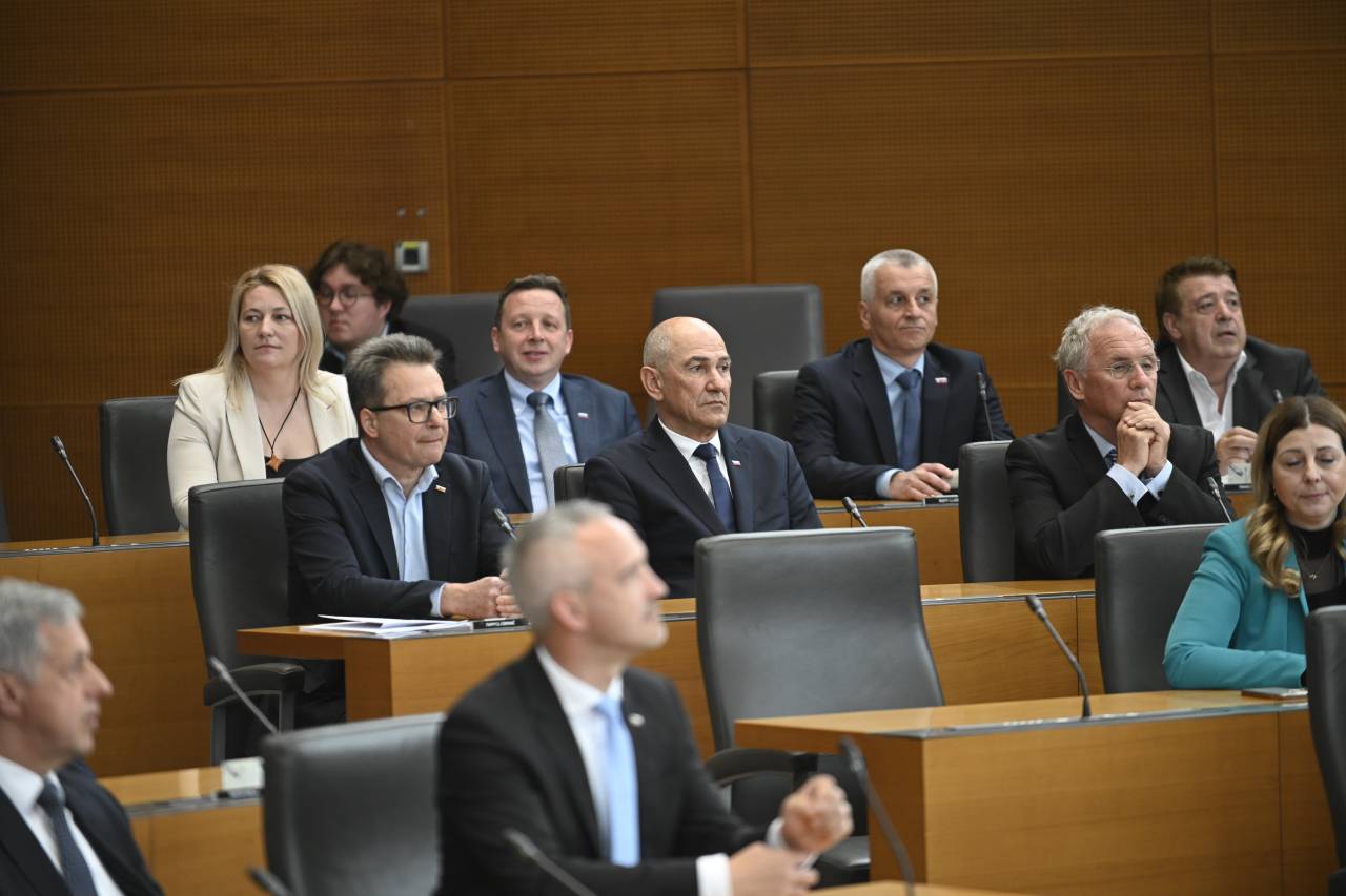 Konec telefonov v šolah, brezplačni računi in nove olajšave: Kaj prinaša nova koalicijska pogodba?