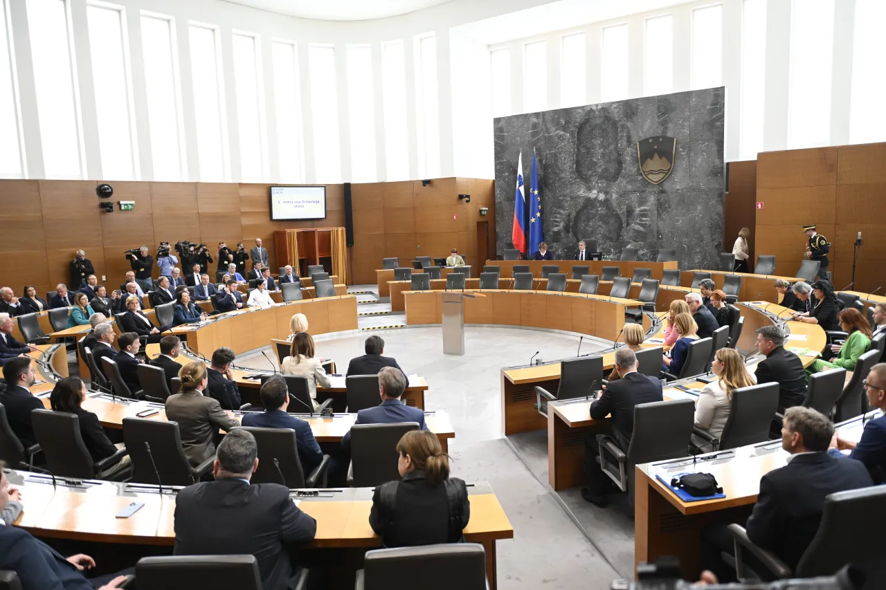 Koalicijska pogodba prinaša brezplačni bančni račun, mladi do 29 let naj bi dobili 3000 evrov olajšave
