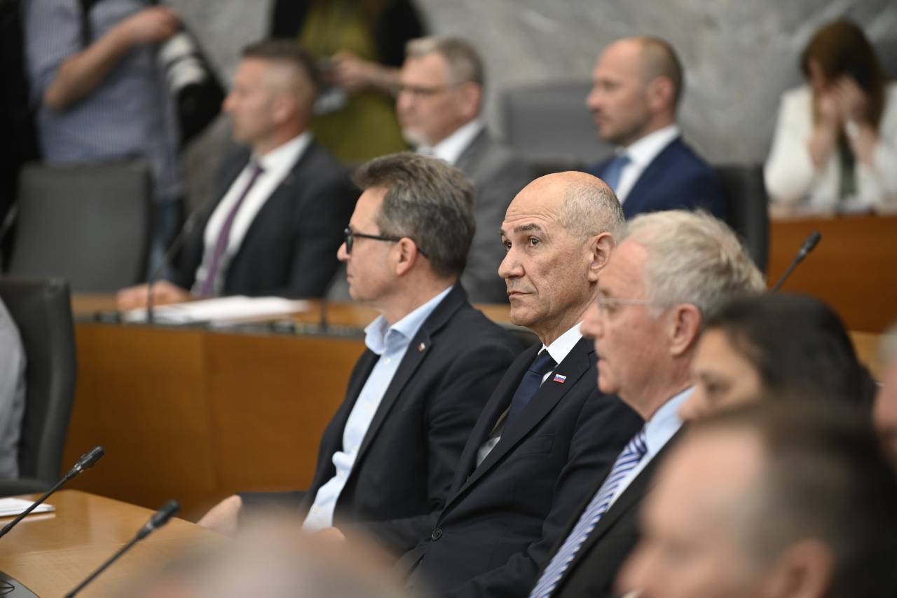 Ukrepi Janševe vlade: Konec telefonov v šolah, brezplačni računi in nove olajšave