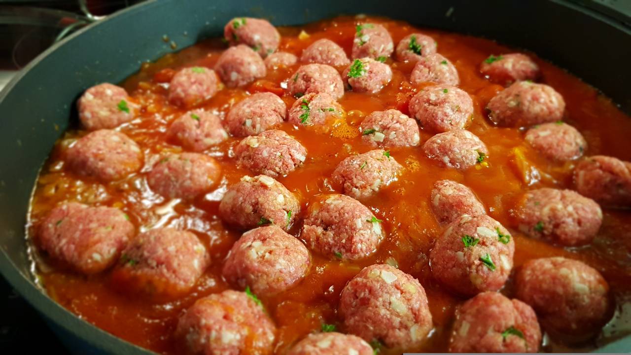 Odpoklic mesa zaradi nevarne bakterije - živila ne zaužijte, opozarjajo pristojni
