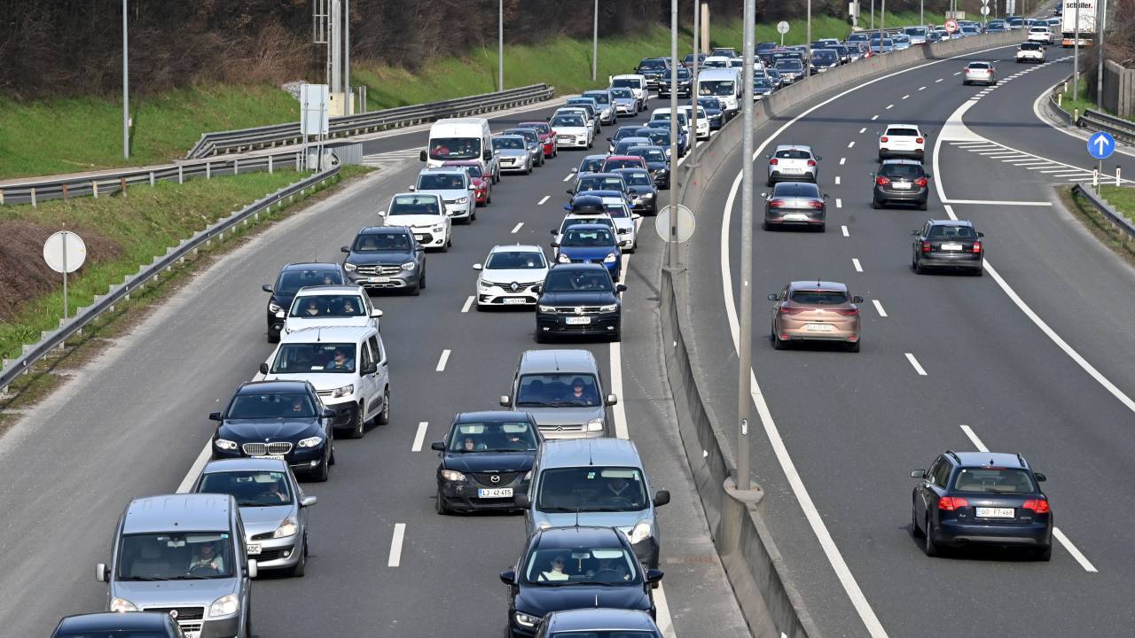 Pri sosedih imajo praznik, vikend znova prinaša polne ceste