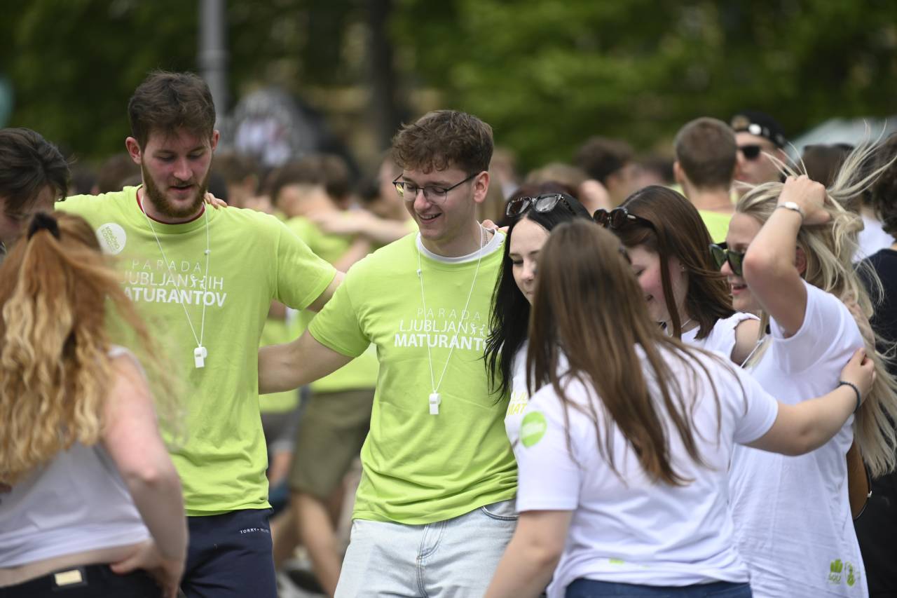 FOTO in VIDEO: Kongresni trg preplavili maturanti, a živahno dogajanje prekinila tišina