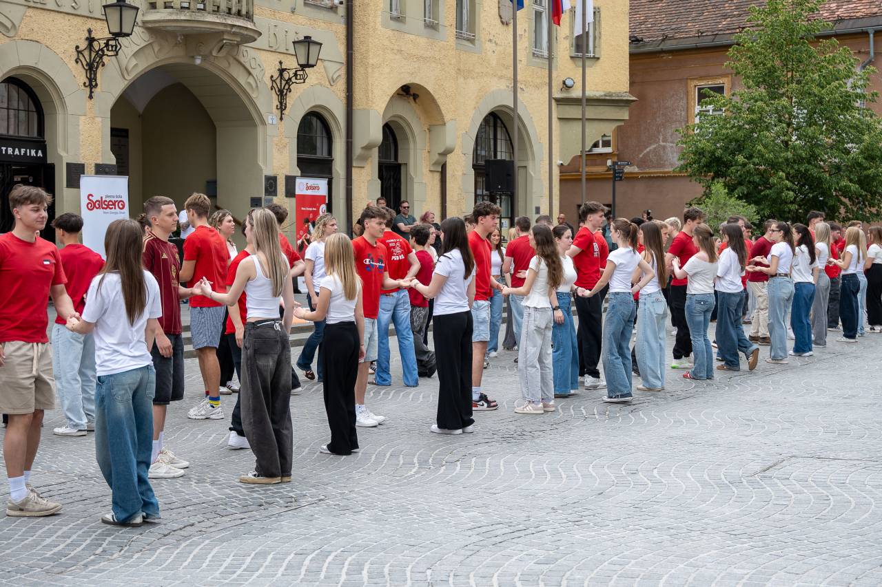 FOTO in VIDEO: Maturanti na Ptuju znova zaplesali četvorko v srcu mesta
