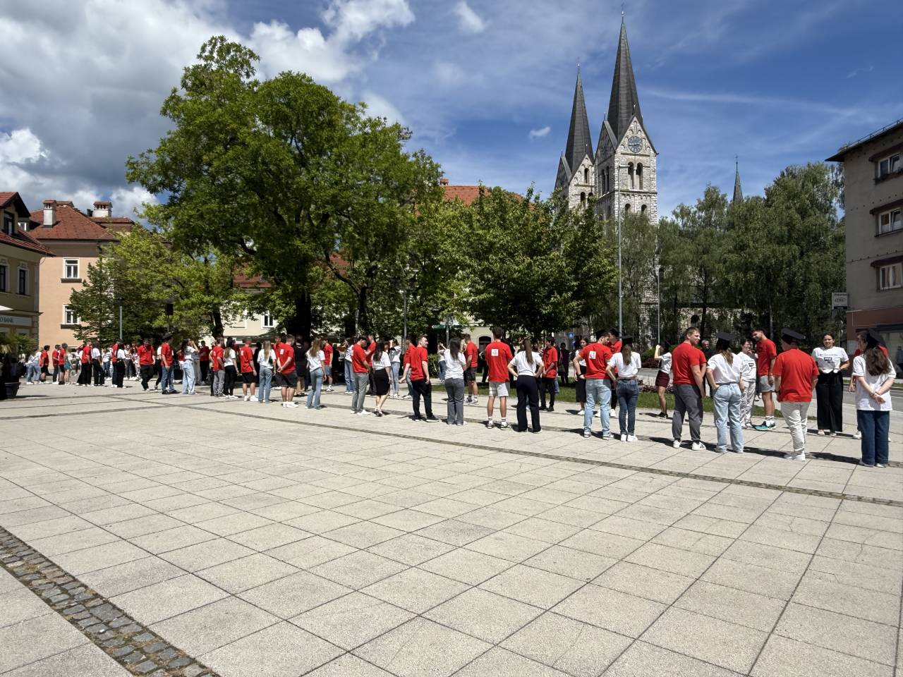 FOTO in VIDEO: Maturanti na zadnji šolski dan zavzeli center Kočevja