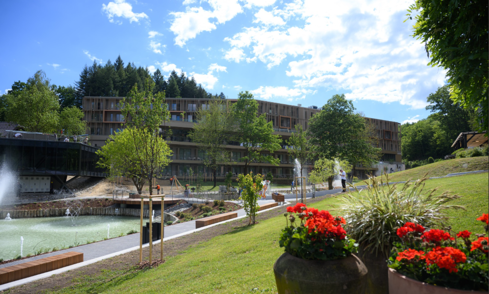 FOTO: Otroci raziskujejo, starši končno zadihajo - v Sloveniji odprli nov družinski hotel