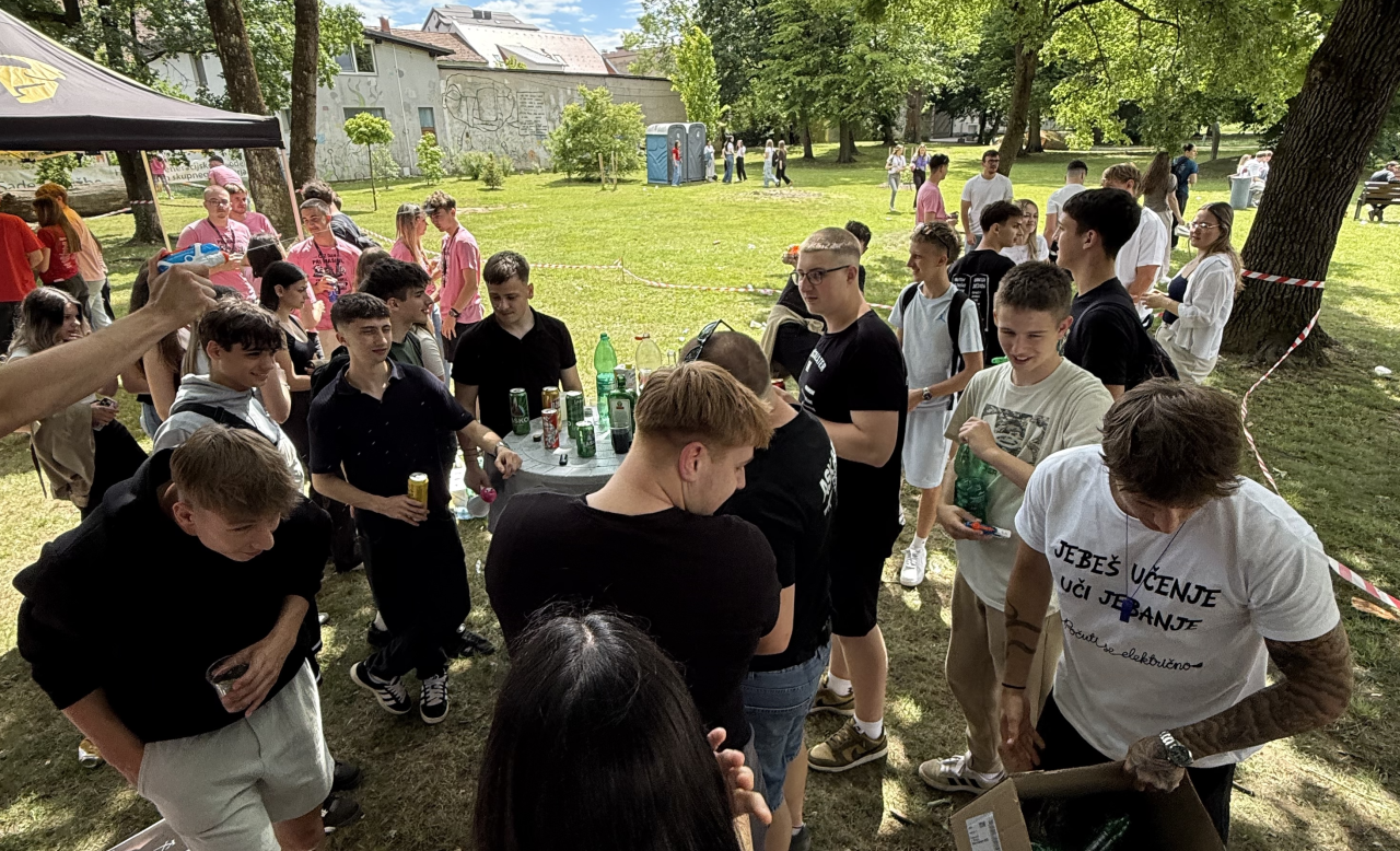 FOTO in VIDEO: Maturanti po četvorki uživajo v sproščenem druženju v parku