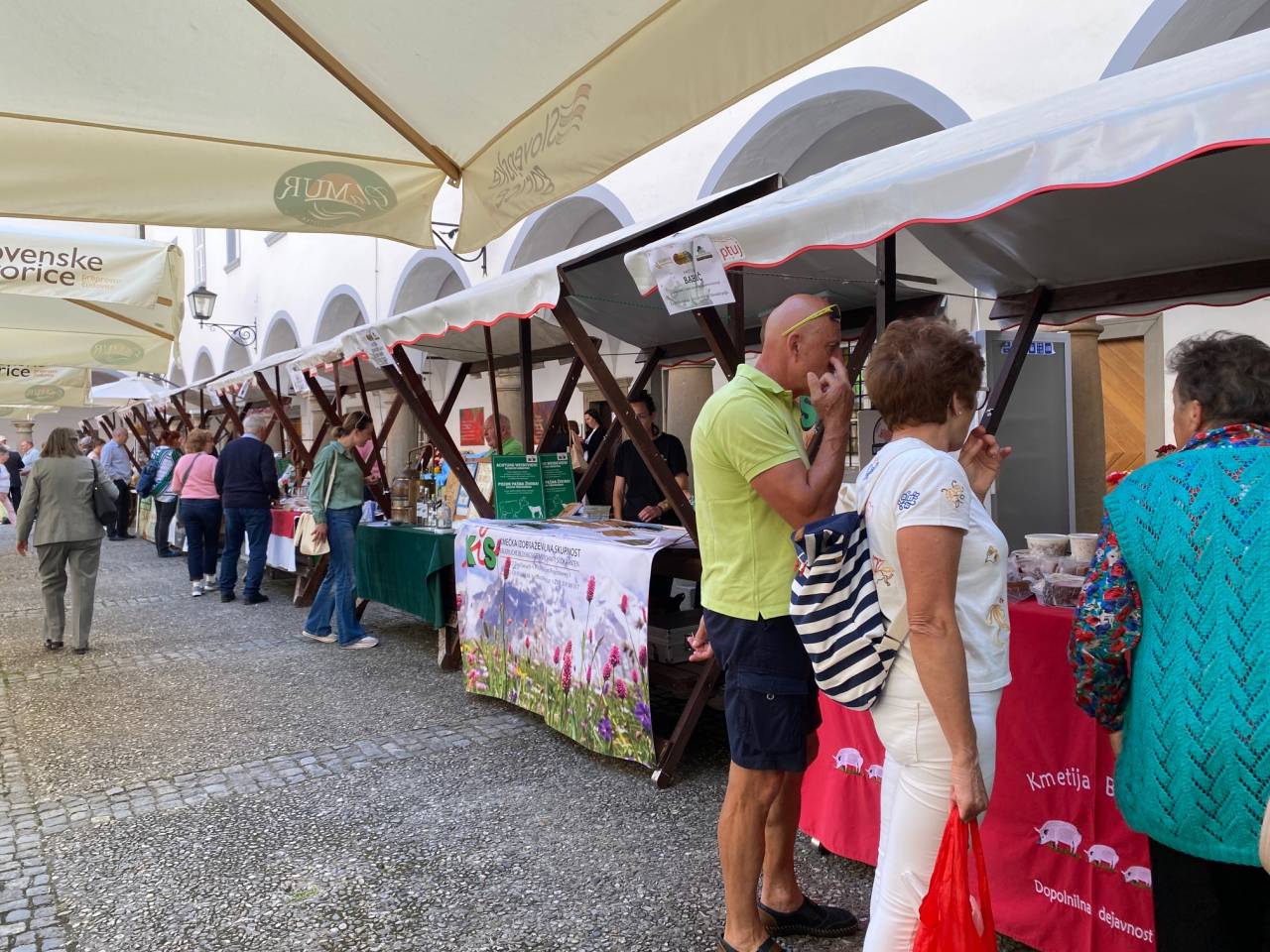 FOTO: Dobrote slovenskih kmetij na Ptuju slavnostno odprte. Kaj najdete na stojnicah?