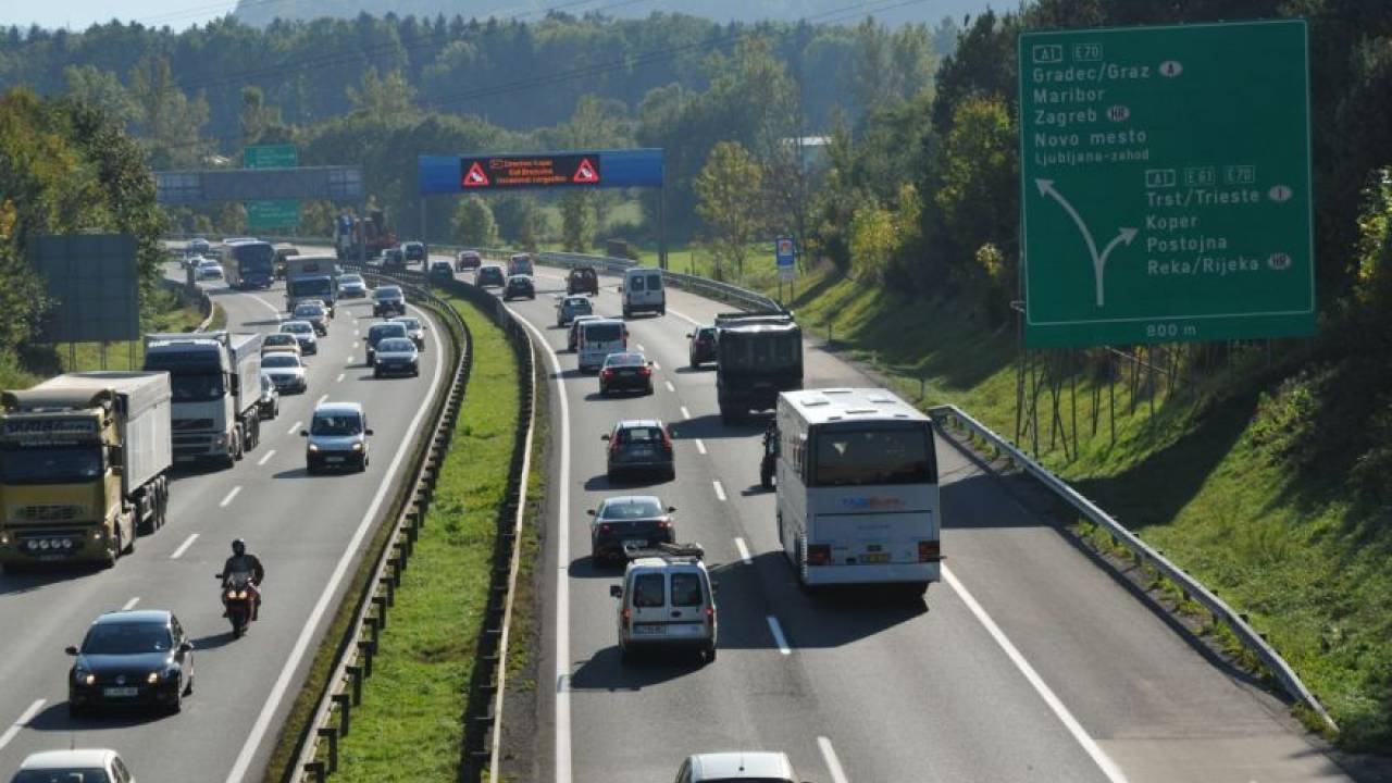 Prometni kaos na vidiku: Prazniki v sosednjih državah polnijo slovenske ceste