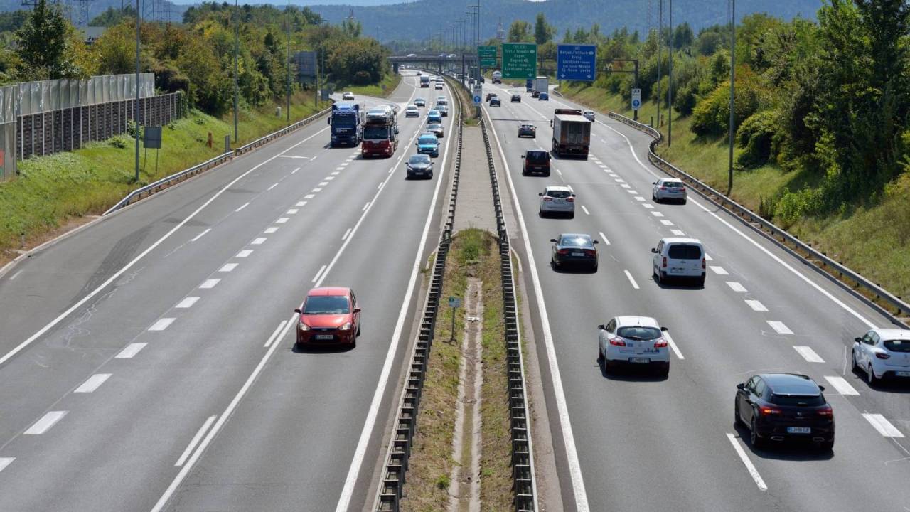 Več kot 14-kilometrska kolona proti Ljubljani
