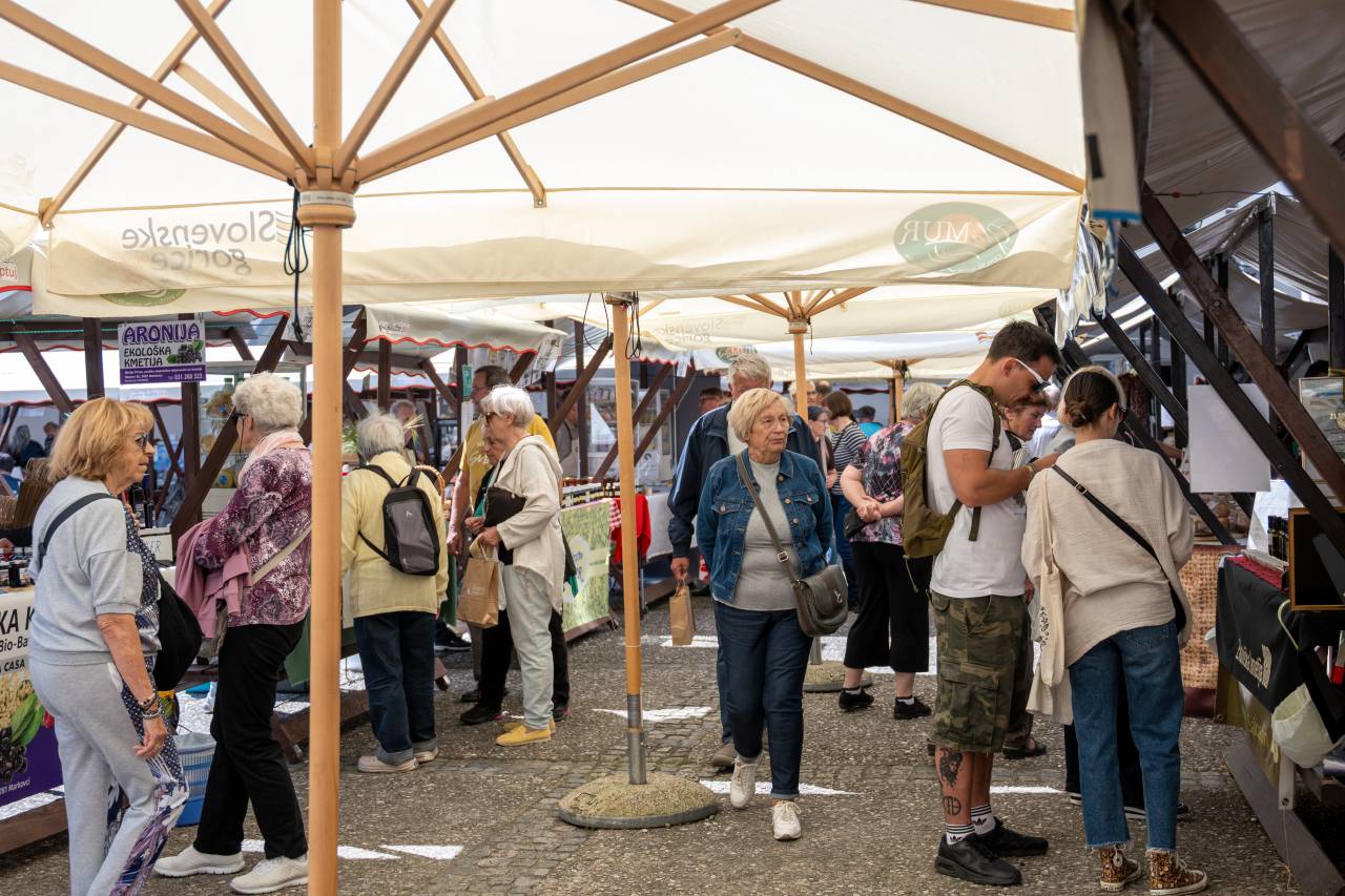 FOTO in VIDEO: Stojnice slovenskih kmetij polne dobrot, obiskovalce čaka še pester program