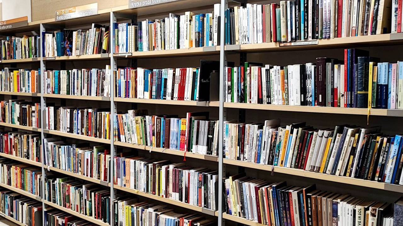 Slovenska literarna elita v finalu za kresnika: To so romani, ki se borijo za 7000 evrov