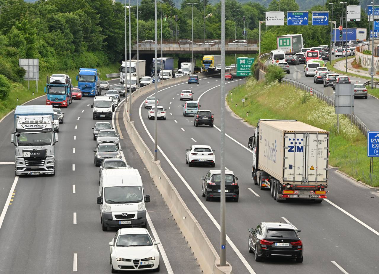 Kako se Slovenci vozimo po opravkih? Avtomobil ima še vedno veliko prednost