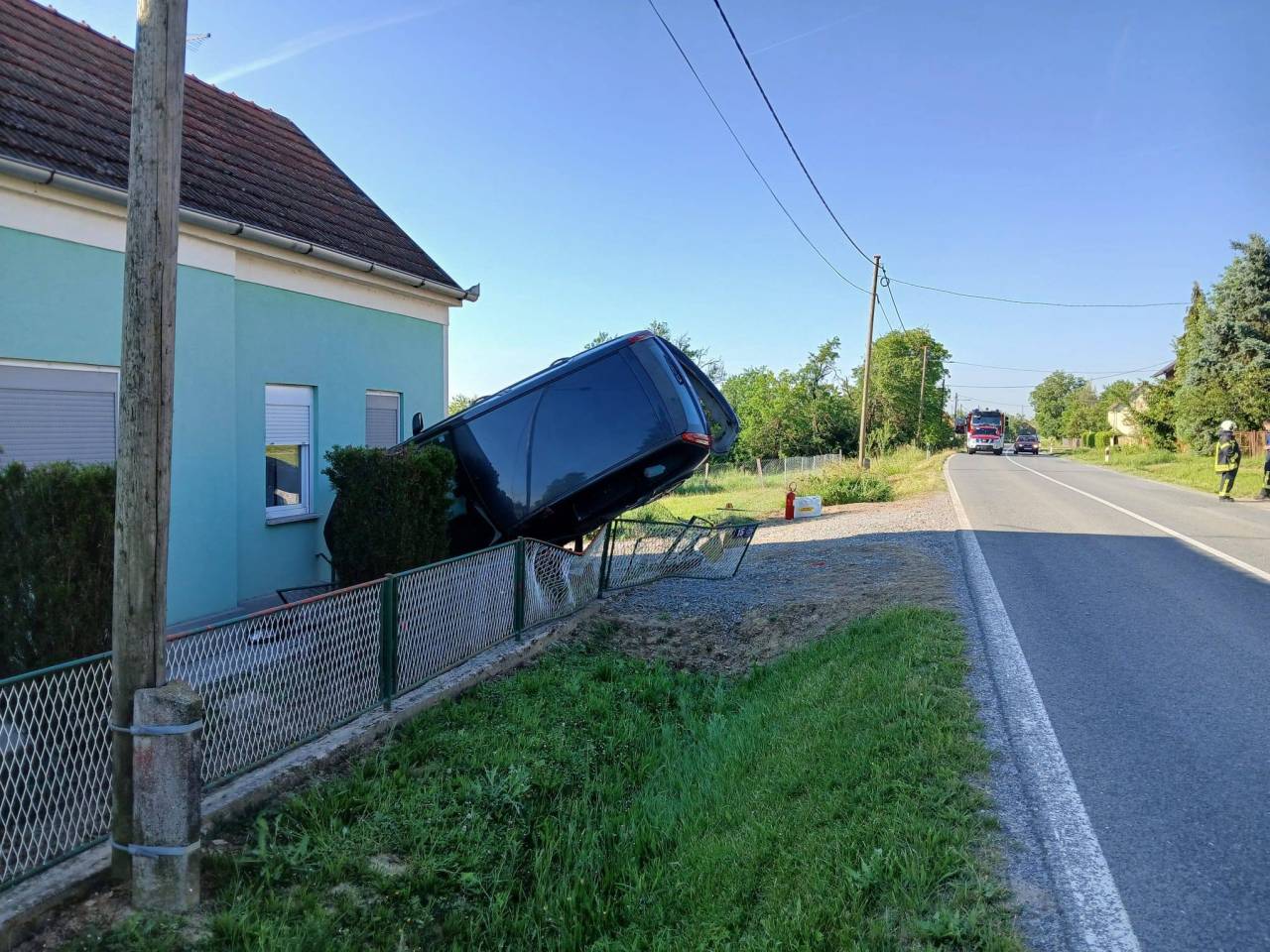 Avtomobil končal tik ob hiši, voznik pa presenetil gasilce