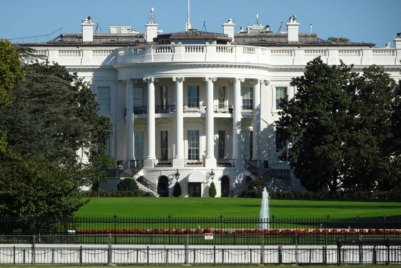 Trump po streljanju pri Beli hiši pohvalil tajno službo