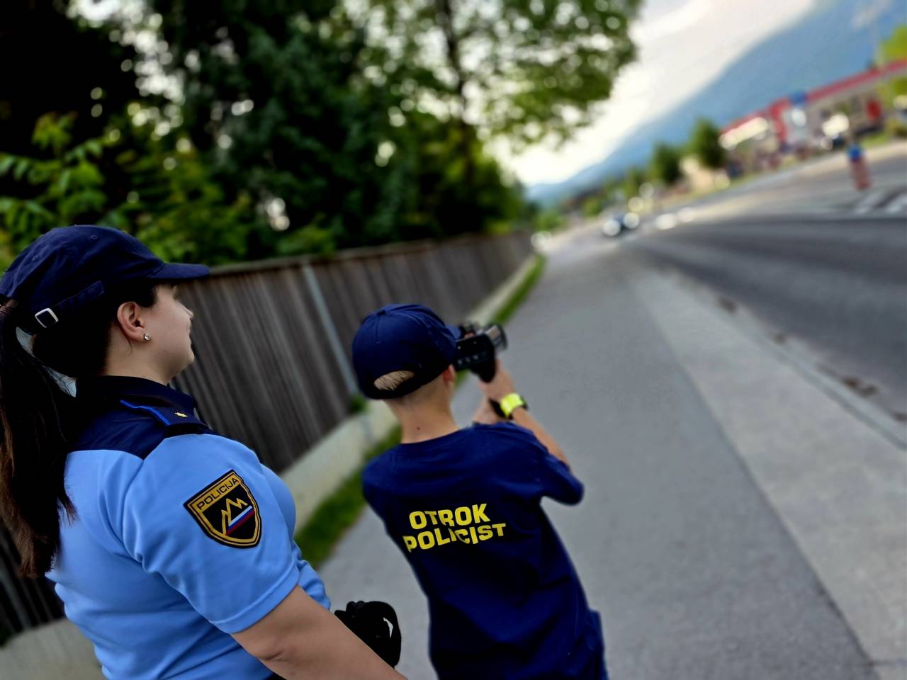 12-letnik pred dnevi pomagal udeležencu v prometni nesreči, zdaj postal policist za en dan